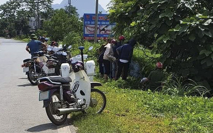 Sản phụ sinh con xong rồi bỏ rơi ở cống thoát nước: Ngày 21/6, lãnh đạo UBND thị trấn Việt Lâm, huyện Vị Xuyên, tỉnh Hà Giang cho biết, vào sáng cùng ngày, một sản phụ đến bệnh viện trên địa bàn tỉnh Hà Giang để thăm khám, điều trị sau sinh. Qua thăm khám, bác sỹ tra hỏi thì người phụ nữ này cho biết, mới sinh con và bỏ lại cháu bé tại cống thoát nước bên vệ đường. Được biết, sản phụ không phải người địa phương, trong khi đi qua địa bàn thị trấn Việt Lâm đã bỏ cháu bé lại.