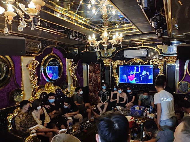 20 nam, nữ tụ tập uống bia tại quán karaoke Z76: Rạng sáng 21/6, lực lượng chức năng huyện Bảo Thắng, tỉnh Lào Cai đã kiểm tra đột xuất quán karaoke Z76 do bà Trịnh Thị Hiền (45 tuổi) làm quản lý. Thời điểm kiểm tra, cảnh sát bắt quả tang 20 người (13 nam, 7 nữ) đang tụ tập hát hò, uống bia tại phòng VIP 3 của quán. Xét nghiệm nhanh tại chỗ, một thanh niên 18 tuổi trong nhóm khách, dương tính với ma túy. Cơ quan chức năng đã lập biên bản vi phạm quy định công tác phòng chống dịch đối với chủ cơ sở và 20 khách hát.
