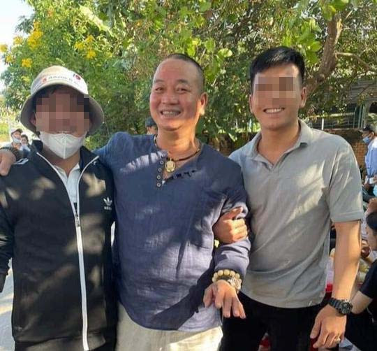 Nguyễn Tuấn Hải sinh ra tại một gia đình chuyên làm cửa sắt ở mặt phố Hàng Cót, phường Hàng Mã, quận Hoàn Kiếm, Hà Nội. Biệt danh "Bánh" của Hải được đặt theo tên của bố ông ta. Thuở đó, phố Hàng Cót nổi tiếng là địa bàn "nóng" về tệ nạn xã hội, tội phạm hình sự. Và những tệ nạn đó nhiễm sạch vào lý trí của Hải "Bánh". Từ khi còn cắp sách đến trường, Hải đã lập băng nhóm để cướp tài sản của người dân, thậm chí cướp cả của cướp.