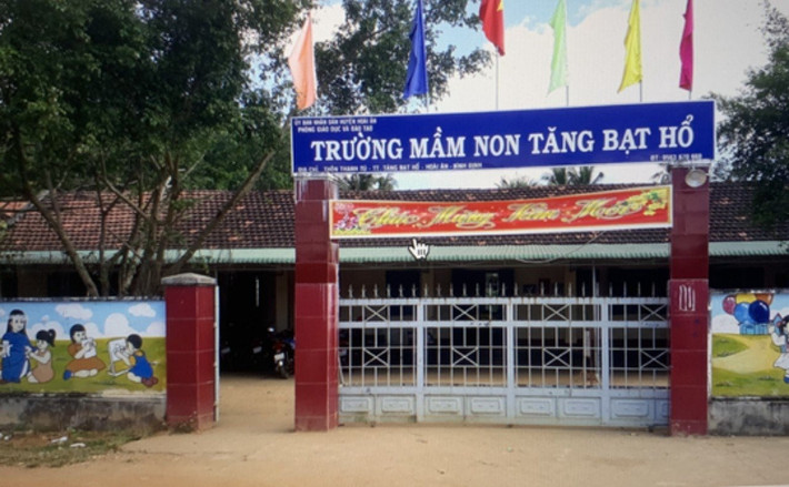 Bé trai tử vong sau bữa trưa ở trường mầm non: Trưa 29/11/2020, bé T.H.A. (5 tuổi, trú thị trấn Tăng Bạt Hổ, tỉnh Bình Định) ăn cơm ở trường xong thì được các giáo viên Trường Mầm non Tăng Bạt Hổ đưa đi ngủ trưa. Đến 11h30 cùng ngày, cô giáo L.T.P. đi kiểm tra các trẻ ngủ hay chưa thì phát hiện bé A. (học lớp Lá B) đang nằm nghiêng mở mắt, miệng há rộng, ói cơm. Thấy vậy, cô P. dùng tay để kiểm tra trán của cháu bé thấy dấu hiệu sốt nên đã gọi các cô giáo khác đến sơ cứu.