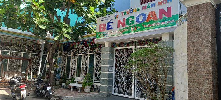 Theo bà Phùng Thị Bích Điệp – Hiệu trưởng Trường Mầm non Bé Ngoan, cháu Ng. đến trường vào sáng 22/2, mọi hoạt động bình thường nhưng có triệu chứng mệt mỏi, phụ huynh nhờ cô giáo cho uống thuốc viêm họng. Đến buổi trưa, cô giáo ru cháu Ng. ngủ, sau đó phát hiện bé trai 2 tuổi khó thở, khuôn mặt nhạt trắng nên cô giáo đã báo cho Ban Giám hiệu. Sau đó nhà trường khẩn trương đưa cháu Ng. cấp cứu tại Bệnh viện Đa khoa Sài Gòn – Nha Trang nhưng cháu đã tử vong.