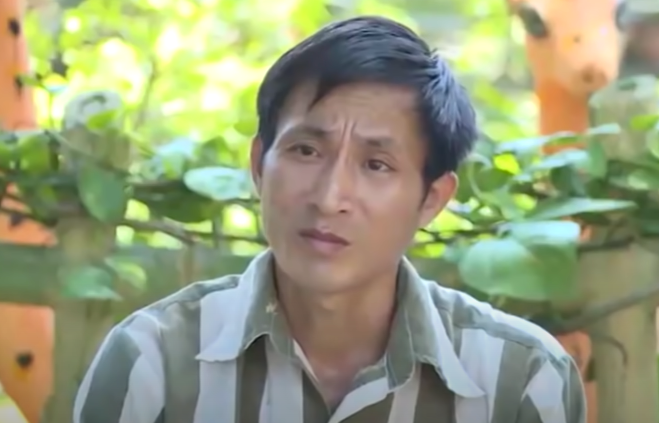 Triệu Vần Tòng đang thụ án tù chung thân vì tội giết người tại Trại giam Phú Sơn 4 (Thái Nguyên). Đã nhiều năm trôi qua, câu chuyện đau buồn năm xưa vẫn ám ảnh, khiến Tòng hối hận, day dứt... Trong trại giam, Tòng gần như không giao tiếp với ai. Sự ăn năn về tội ác đã gây ra khiến Tòng mắc chứng trầm cảm. Cán bộ trại giam đã phân công một phạm nhân hàng ngày trò chuyện với Tòng và dạy Tòng nói tiếng Kinh. Sau vài năm, Tòng đã khá thành thạo tiếng phổ thông, chứng trầm cảm cũng thuyên giảm. Biết mình phạm trọng tội, không mong được tha thứ nhưng những năm cải tạo ở trại, Tòng đã dần biết nghĩ đến vợ con, bố mẹ. Tòng bảo, sẽ cố gắng cải tạo tốt, mong có một ngày được trở về để tạ tội với gia đình.