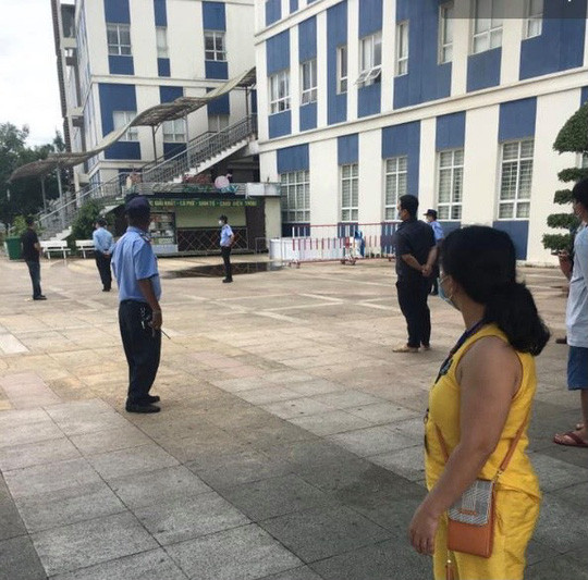 4. Người đàn ông rơi từ tầng cao bệnh viện xuống đất tử vong: Ngày 5/10, Công an tỉnh Đồng Nai đang làm rõ nguyên nhân người đàn ông rơi xuống từ tầng cao của Bệnh viện Đa khoa Đồng Nai (trên đường Đồng Khởi, TP Biên Hòa) và tử vong tại chỗ. Bước đầu, lực lượng chức năng khám nghiệm trên người nạn nhân có giấy CMND mang tên Trần Hương Tr. (SN 1960, trú tại phường Thống Nhất, TP.Biên Hoà) và 1 điện thoại di động.