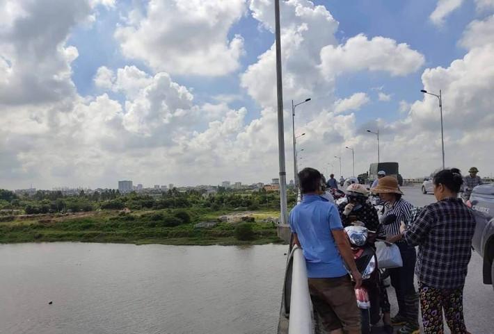 7. Nghi vấn nam thanh niên nhảy cầu tự tử: Trưa 5/10, Công an TP.Hải Dương cho biết, trên địa bàn vừa xảy ra việc nam thanh niên nghi nhảy cầu Hàn xuống sông tự tử. Lực lượng chức năng phát hiện trên cầu có xe máy BKS 29T1-404.23, một mũ bảo hiểm xe máy và đôi dép quai hậu. 1 thẻ căn cước công dân mang tên V.V.T (SN 1993), trú tại thị trấn Nam Sách, huyện Nam Sách.