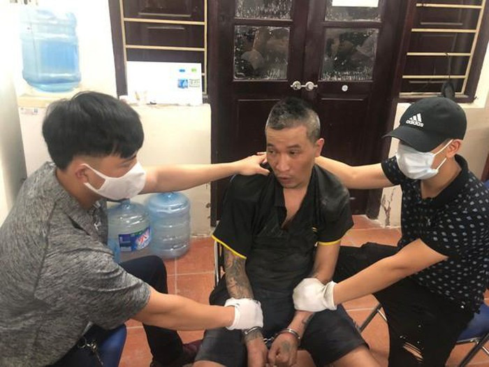 Trước đó, ngày 19/6, Công an TP Hà Nội đã ra quyết định truy nã đối với Nguyễn Văn Trung (SN 1983, ở tổ 7 phường La Khê, quận Hà Đông) về Tội trốn khỏi nơi giam, giữ hoặc trốn khi đang bị áp giải, đang bị xét xử theo Điều 386 Bộ luật hình sự năm 2015. Sáng 18/6, trong khi bị dẫn giải đến phòng xét xử TAND quận Hà Đông, Hà Nội về tội danh Tàng trữ, sử dụng trái phép súng quân dụng, Đe dọa giết người, đối tượng Nguyễn Văn Trung đã tìm cách bỏ trốn. Theo hồ sơ, đối tượng này có 2 tiền án, 1 tiền sự.