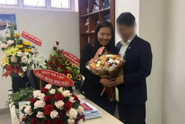 Ngoài bà Liên, còn có 3 công chứng viên cùng bị khởi tố, bắt tạm giam gồm Bùi Hữu Quang Luận, công chứng viên Phòng công chứng số 1 Sở Tư pháp Lâm Đồng; Chu Văn Sữa, Trần Thùy Lâm thuộc Văn phòng công chứng Đoàn Quang Lưu (P.9, TP.Đà Lạt); trong đó Luận là cháu bà Liên.