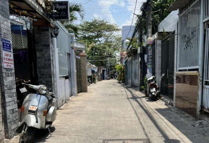 "Nghịch tử" sát hại mẹ ở Đồng Nai: Sáng 10/5/2023, Nguyễn Thanh Quý (ngụ phường Quang Vinh, TP Biên Hòa, Đồng Nai) hỏi xin tiền mẹ là bà N.T (68 tuổi) nhưng không được. Tức giận, Quý dùng dao đâm bà T. Bị thương nặng, bà T. lết ra ngoài đường cầu cứu. Phát hiện sự việc, người dân đã báo công an và cấp cứu nạn nhân. Tuy nhiên, do vết thương quá nặng, bà T. đã tử vong. Công an đã bắt giữ Quý.