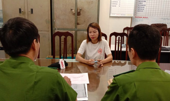 2. Làm giả sổ đỏ căn chung cư cao cấp đang thuê, lừa tiền tỷ: Ngày 30/8, Công an TP Hà Nội vừa cho biết đơn vị đã phát hiện Lê Mai Hương (SN 1992, trú tại phường Trung Hòa, quận Cầu Giấy, TP Hà Nội) làm giả giấy tờ căn hộ đang thuê để lừa bán, chiếm đoạt tiền cọc của khách. Hương đã lên mạng xã hội đặt làm giấy tờ sổ đỏ giả với giá 700.000 đồng. Chỉ sau một ngày Hương đã có sổ đỏ của căn hộ do mình đang thuê với cái tên chính chủ Lê Mai Hương.