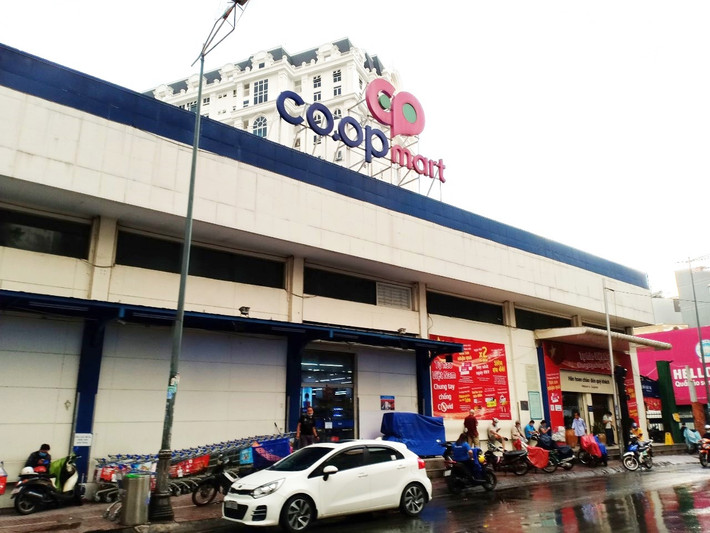 Cơ quan An ninh điều tra xác định, cuối năm 2015 đầu năm 2016, khi chuỗi siêu thị Big C tại Việt Nam công bố thông tin chuyển nhượng, Đảng ủy, HĐQT, Ban Tổng Giám đốc Saigon Co.op đã thống nhất và trình Đại hội Thành viên Saigon Co.op thông qua nghị quyết tiếp tục mở rộng và phát triển mạng lưới với phương thức “mua bán - sáp nhập” đối với các công ty, đơn vị có ý định chuyển nhượng các điểm bán lẻ tại Việt Nam.