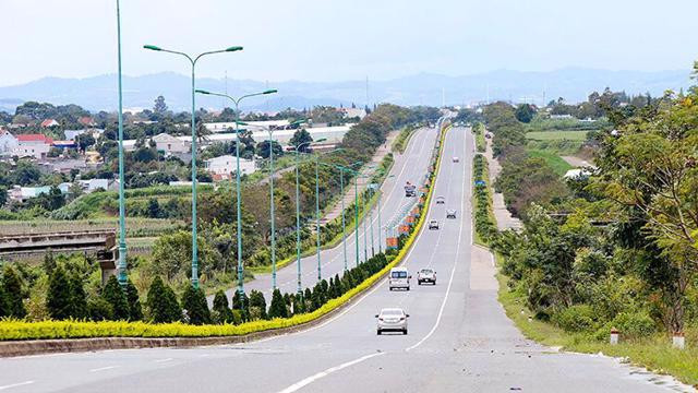 Cao tốc Bảo Lộc - Liên Khương: Tổng chiều dài gần 74km, được đầu tư với quy mô giai đoạn hoàn chỉnh gồm 4 làn xe, bề rộng nền đường 24,75m, tốc độ 100km/h. Giai đoạn phân kỳ giai đoạn 1, dự án sẽ được đầu tư với bề rộng nền đường 17m, tốc độ khai thác 80 km/h. Tại các vị trí nút giao liên thông thiết kế mặt cắt ngang theo quy mô giai đoạn hoàn chỉnh. Điểm dừng xe khẩn cấp được bố trí khoảng 4 - 5 km/vị trí trên cùng chiều xe chạy. Trên cơ sở phương án thiết kế, sơ bộ tổng mức đầu tư dự án khoảng 19.521 tỷ đồng với cơ cấu gồm: nguồn vốn ngân sách nhà nước khoảng 7.761 tỷ đồng (chiếm khoảng 39,76% tổng mức đầu tư sơ bộ giai đoạn 1). (Ảnh minh họa)