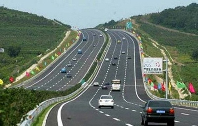 Cao tốc Hòa Bình - Mộc Châu qua tỉnh Sơn La: Đoạn tuyến thuộc địa bàn tỉnh Sơn La có tổng chiều dài 31,6km, được đầu tư với quy mô thiết kế theo tiêu chuẩn đường cao tốc với 4 làn xe cơ giới trên toàn tuyến, tốc độ thiết kế 80km/h. Bề rộng nền đường 22m. Giai đoạn phân kỳ, dự án được đầu tư với quy mô bề rộng nền đường 12m, bề rộng mặt đường 7m (2 làn xe). Tổng mức đầu tư dự án khoảng 3.790 tỷ đồng. Trong đó, vốn ngân sách trung ương khoảng 1.800 tỷ đồng, vốn ngân sách địa phương khoảng 1.990 tỷ đồng. (Ảnh minh họa)