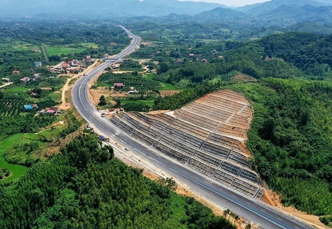 Cao tốc Hữu Nghị - Lạng Sơn: Tổng chiều dài khoảng 60,18km, gồm 2 đoạn. Trong đó, đoạn tuyến cao tốc từ cửa khẩu Hữu Nghị - Chi Lăng có chiều dài khoảng 43km. Đoạn kết nối từ tuyến cao tốc cửa khẩu Hữu Nghị - Chi Lăng với cửa khẩu Tân Thanh và cửa khẩu Cốc Nam có chiều dài 17,18km. Tổng mức đầu tư khoảng hơn 10.471 tỷ đồng, sử dụng từ nguồn vốn ngân sách nhà nước, vốn chủ sở hữu, vốn vay và các nguồn vốn hợp pháp khác. (Ảnh minh họa)