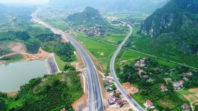 Cao tốc Đồng Đăng - Trà Lĩnh: Dự án được đầu tư theo hình thức đối tác công - tư, tổng chiều dài hơn 121,06 km. Giai đoạn 1 đầu tư khoảng 93,55km (từ Km0+00-Km93+350), giai đoạn 2 đầu tư tiếp gần 28km còn lại (Km93+350-Km121+060). Tổng mức đầu tư điều chỉnh khoảng 22.691 tỷ đồng, trong đó vốn giai đoạn 1 là 13.174 tỷ đồng, giai đoạn 2 là 9.516 tỷ đồng. Thời gian thực hiện giai đoạn 1 dự án dự kiến từ năm 2020 - 2025. Thời gian vận hành, thu phí hoàn vốn khoảng 23 năm (2026 - 2049). Giai đoạn 2 được đầu tư sau năm 2025. (Ảnh minh họa)