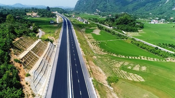 Cao tốc Hòa Bình - Mộc Châu qua tỉnh Hoà Bình: Dự án cao tốc Hòa Bình - Mộc Châu qua địa bàn tỉnh Hòa Bình dài 34km, được chia làm 2 giai đoạn. Giai đoạn 1, dự án được thiết kế, xây dựng có bề rộng nền đường 12m, bề rộng mặt đường 7m, quy mô 2 làn xe, tốc độ thiết kế 80km/h. Những đoạn tuyến có địa hình khó khăn, tốc độ thiết kế 60km/h. Giai đoạn hoàn thiện, dự án sẽ được thiết kế theo tiêu chuẩn đường cao tốc có quy mô bề rộng nền đường 22m, bề rộng mặt đường với 4 làn xe. Tổng mức đầu tư giai đoạn 1 dự án khoảng 9.777 tỷ đồng. Thời gian thực hiện dự án từ năm 2022-2025. (Ảnh minh họa)
