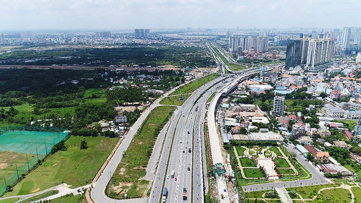 Dự án đường Vành đai 4 Hà Nội dài 112,8km, chia làm 7 dự án thành phần, đi qua Hà Nội, Hưng Yên, Bắc Ninh, nhu cầu sử dụng đất hơn 1.300 ha. Sơ bộ tổng mức đầu tư dự án 85.800 tỷ đồng, trong đó vốn ngân sách trung ương và địa phương là 41.860 tỷ đồng. Mục tiêu khởi công đường Vành đai 4 trong tháng 6/2023, hoàn thành cơ bản trong năm 2026, đưa vào khai thác từ năm 2027. (Ảnh minh họa)