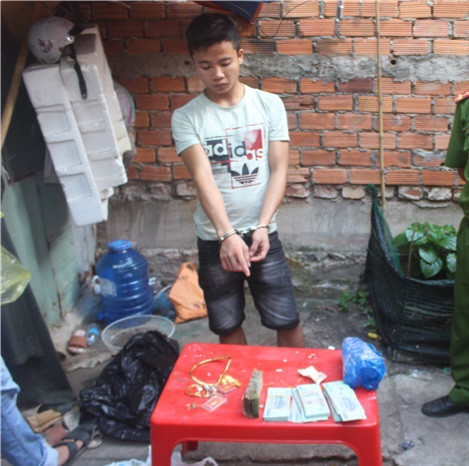 Đột nhập nhà, phá két sắt trộm tài sản: Biết bà Cao Thị Dưỡng (SN 1971 ở khu 7, huyện Côn Đảo, tỉnh Bà Rịa - Vũng Tàu) về quê nên Chu Văn Hùng (SN 2000, quê Nghệ An) đã đột nhập vào nhà, phá két sắt trộm 335 triệu đồng và nhiều trang sức bằng vàng. Ngày 16/6, Viện KSND huyện Côn Đảo đã phê chuẩn Quyết định khởi tố bị can, lệnh tạm giam đối với Chu Văn Hùng.