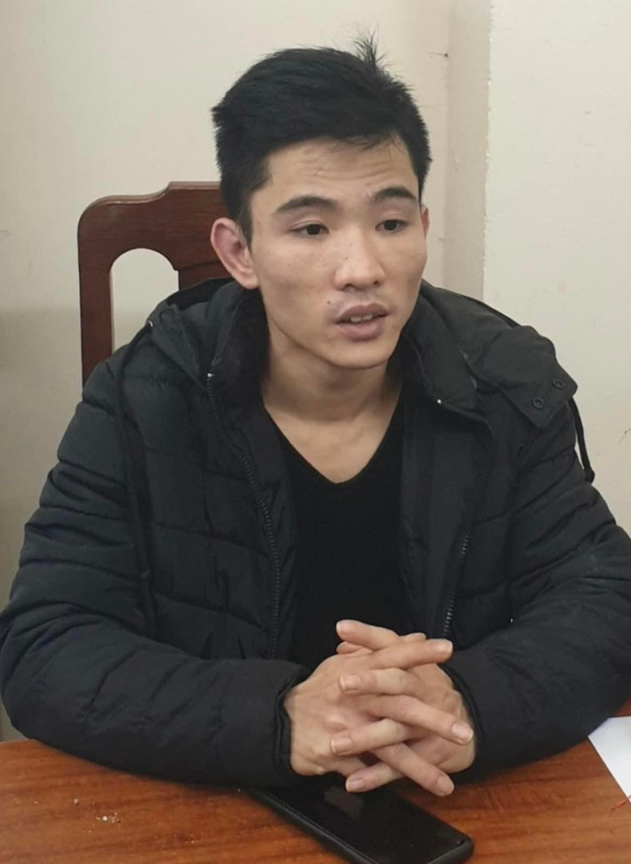Theo đó, đầu tháng 9/2021, khi đi làm thuê tại xưởng mộc, Huyên lấy trộm một ít bột keo khô công nghiệp đem về cất giấu, nhân lúc chị Luyến đi làm, Huyên bắt cháu Ánh đứng đối diện và dùng tay trái bóp vào cổ cho cháu Ánh ngửa mặt lên trần nhà, rồi dùng tay phải thả bột keo khô vào lỗ mũi. Vài ngày sau, chị Luyến thấy cháu Ánh có biểu hiện khó thở nên đưa con đến Bệnh viện đa khoa huyện Thạch Thất điều trị. Bác sĩ lấy trong lỗ mũi của cháu ra các dị vật.