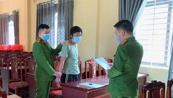 Anh chồng chém em dâu suýt chết: Tạ Văn Thường (40 tuổi, trú huyện Ba Bể, tỉnh Bắc Kạn) sau khi uống rượu đã đến nhà bà Nông Thị An, 34 tuổi (là em dâu Thường, trú cùng địa phương), vô cớ gây sự và bất ngờ rút dao thái chuối trong bếp chém nhiều nhát vào đầu chị An khiến nạn nhân nguy kịch. Ngày 27/1, Công an tỉnh Bắc Kạn cho biết đang tạm giữ Thường để điều tra, làm rõ.