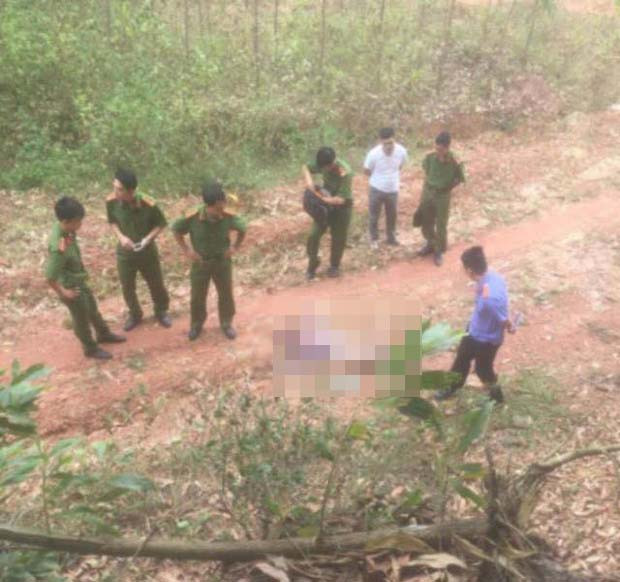 Mở rộng vùng khám nghiệm, các giám định viên phát hiện xung quanh chỗ nạn nhân tử vong có nhiều vết máu dính trên lá cây, cỏ. Điều này giúp khẳng định, người phụ nữ này bị sát hại ngay tại chỗ. Qua nhận diện ban đầu, nhiều người dân xung quanh khu vực đều cho biết nạn nhân rất lạ mặt, chắc chắn không phải dân trong vùng. Cơ quan công an cũng không thu được bất cứ giấy tờ tùy thân nào để giúp tìm ra tung tích người phụ nữ xấu số ấy. (Nơi phát hiện thi thể nạn nhân)
