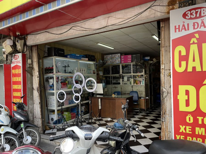Qua rà soát camera an ninh của các hộ dân dọc hai bên đường thu được một đoạn băng ghi lại thời điểm sáng 7/11, chị M. đi xe máy chở theo sau 1 thanh niên dáng người to, đậm, đội mũ bảo hiểm, mặt bịt khẩu trang kín mít. Lúc này, việc truy tìm chiếc xe máy của nạn nhân cũng được các trinh sát đẩy nhanh. Tất cả các cửa hàng cầm đồ trên địa bàn và vùng lân cận được rà soát, tuy nhiên không phát hiện tang vật. (Ảnh minh họa, nguồn internet)