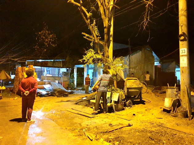 Điện giật làm chết thợ hồ và chủ nhà tại công trình xây dựng: Ngày 5/4, Công an TP Thủ Dầu Một, Bình Dương cho biết, chiều 4/4, nhóm công nhân đang thi công công trình xây dựng nhà ở phường Hiệp An thì nam thợ hồ tên Sơn Phen (54 tuổi, quê tỉnh Bạc Liêu) bị điện giật ngã xuống đất. Thấy vậy, chủ nhà tên Trịnh Thành Luông (49 tuổi) ngắt cầu dao rồi chạy ra ứng cứu nhưng cũng bị điện giật. Hậu quả khiến cả 2 tử vong.