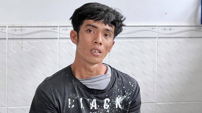 Đoạt mạng "vợ hờ" vì nghi ngờ có quan hệ ngoài luồng: Cho rằng chị N.T.C.T. (SN 2003, ngụ phường Châu Phú B, TP Châu Đốc, An Giang) có mối quan hệ với người khác, Nguyễn Văn Bích (SN 1993, trú cùng quê) dùng dao đâm nhiều nhát khiến "vợ hờ" tử vong. Ngày 5/4, Công an tỉnh An Giang cho biết đang tạm giữ Bích để điều tra, làm rõ.