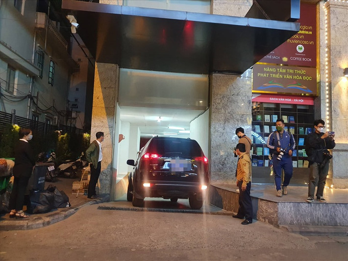 Ngay sau khi tới tòa nhà, các xe biển xanh nhanh chóng di chuyển qua 2 cửa chính và phụ của tòa nhà để vào bên trong.