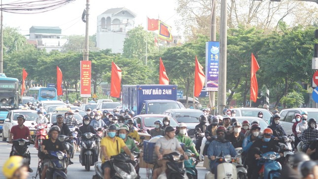 Chiều 3/5, sau 5 ngày nghỉ lễ 30/4 và 1/5, lưu lượng phương tiện di chuyển qua cửa ngõ phía Nam Thủ đô bắt đầu tăng cao. (Ảnh: Tiền Phong)