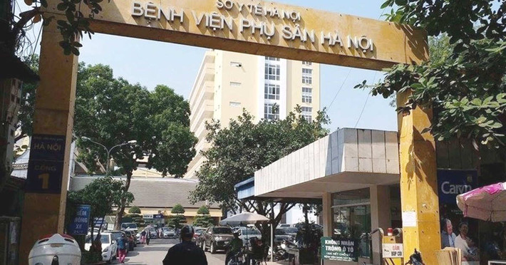 Theo hồ sơ vụ án, chị Th. được đưa từ Hưng Yên lên một bệnh viện phụ sản tại Hà Nội để sinh con, một bé trai đáng yêu. Mới sinh được 2 ngày nên mẹ con chị Th. nằm ở phòng của bệnh viện. Sáng 3/11/2011, một người phụ nữ lạ mặc bộ quần áo màu trắng giống hộ lý đi vào phòng rồi xin phép bế con trai chị Th. đi tiêm. Chẳng nghi ngờ, chị Th đồng ý. (Ảnh minh hoạ, nguồn Internet)