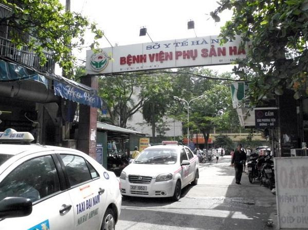 Vì tính chất nghiêm trọng của vụ án, công an đã cho soạn một thông báo tìm người phụ nữ có biểu hiện trầm cảm sau sinh, bế một cháu bé 2 ngày tuổi đi khỏi bệnh viện phụ sản. Ngay sau khi thông báo được phát đi, Công an Hà Nội nhận được trình báo của một lái xe taxi về việc anh ta có chở người phụ nữ dáng vẻ buồn bã, lo lắng cùng 1 trẻ sơ sinh từ Hà Nội về Bắc Giang. (Ảnh minh hoạ, nguồn Internet)