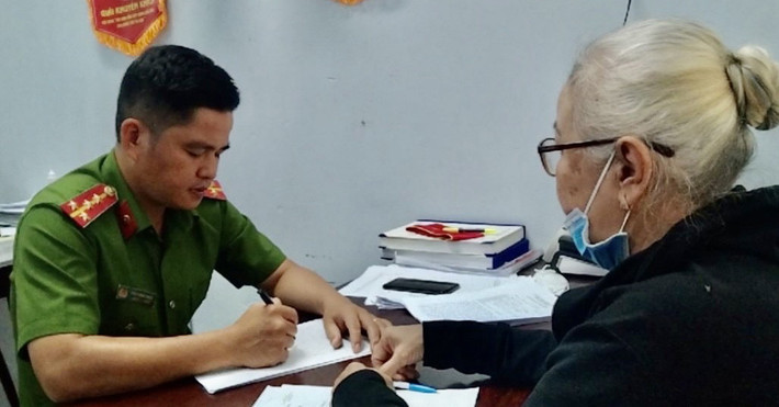 Giả danh "thiếu tướng công an" lừa người phụ nữ 300 triệu đồng: Ngày 6/1, Công an xã Gia Tân 1 (huyện Thống Nhất, Đồng Nai) cho biết, đơn vị vừa tiếp nhận đơn trình báo của bà N.T.H. (SN 1954, ngụ xã Gia Tân 1, huyện Thống Nhất) về việc bị một đối tượng giả danh công an yêu cầu bà chuyển 300 triệu đồng. Theo đơn trình báo của bà H., nhận được 2 cuộc gọi từ số máy lạ của một người đàn ông tự xưng là thiếu tướng công an.