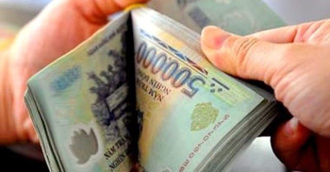 Sau khi bà H. cung cấp thông tin tài sản đang có gồm: 5 cây vàng và 300 triệu đồng trong tài khoản ngân hàng, đối tượng đã yêu cầu chuyển số tiền 300 triệu đồng vào số tài khoản của Tran Van The. Khi bà H. chuyển xong, đối tượng tiếp tục yêu cầu bà bán số lượng vàng đang có và tiếp tục chuyển vào số tài khoản trên, bà H. liền nghi ngờ và trình báo cơ quan công an. (Ảnh minh họa)