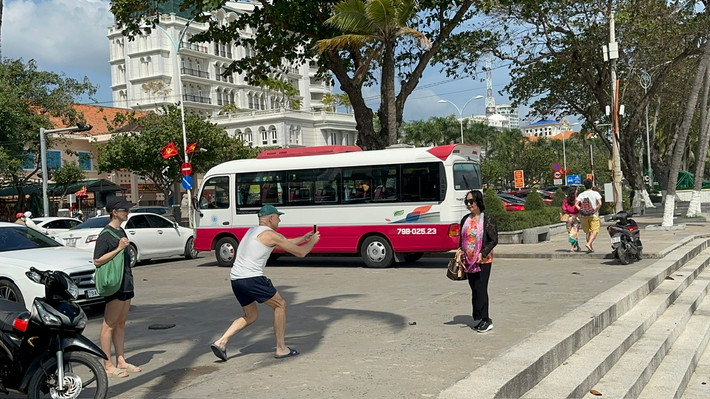 Du khách quốc tế thích thú check-in đường biển Nha Trang ngày đầu năm mới.
