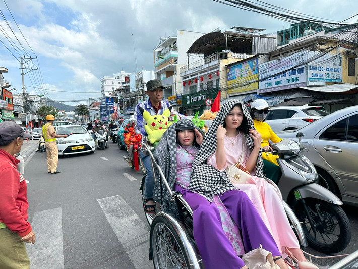 Du khách thích thú du xuân Nha Trang bằng xích lô.