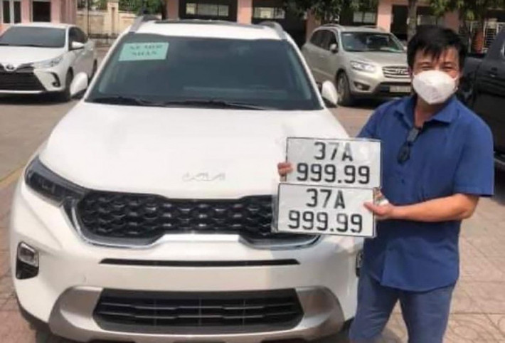 Ngày 14/4/2022, ông T.H.T. (51 tuổi, trú tại huyện Anh Sơn, Nghệ An) đã đăng ký, bấm được biển số 37A- 999.99. "Bản thân tôi khi đi bấm biển số cũng mong được số đẹp, dễ nhớ nhưng bấm trúng biển ngũ quý 9 thì quả thật là quá bất ngờ và vui sướng. Tôi cũng có thú vui ngắm nhìn những biển số đẹp, dễ nhớ và mang nhiều ý nghĩa về tài lộc", ông T. chia sẻ.