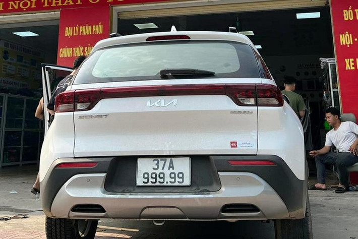 Chiếc xe KIA Sonet, anh T. mua có giá lăn bánh là 700 triệu đồng. Theo chia sẻ của người đàn ông này, ngay sau khi thông tin anh bấm được biển số xe ngũ quý 9, có nhiều người đã lập tức liên hệ với anh đặt vấn đề mua lại chiếc xe trên. Trong đó, người trả giá cao nhất tại thời điểm này là 1,5 tỷ đồng.
