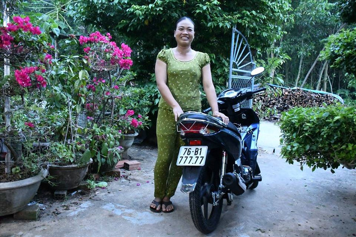 Nghe tin chị Thuỷ bấm được biển số siêu đẹp, anh N. đã liên hệ hỏi mua. Sau nhiều lần thương lượng, anh N. đã mua được chiếc xe này với giá gấp nhiều lần giá trị thực tế của chiếc xe. Mặc dù chủ nhân mới không tiết lộ mức giá cụ thể, nhưng nhiều người đồn đoán rằng, chiếc xe ngũ quý 7 này có giá không dưới 200 triệu.