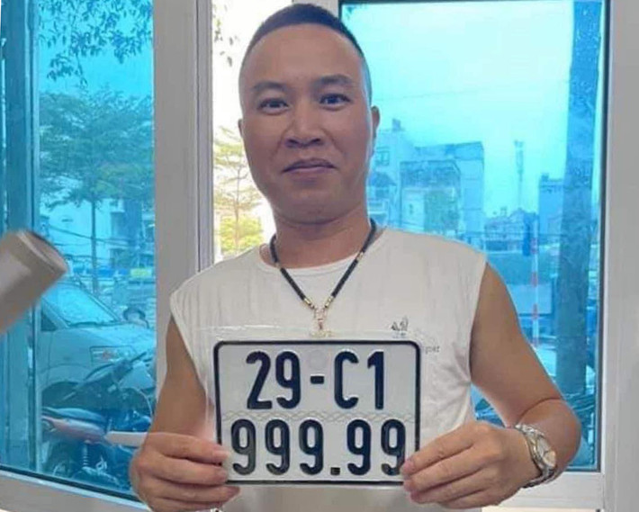 Anh Thanh (em trai chị Thuỷ) cho biết, sau khi thông tin chị tôi bốc trúng biển ngũ quý 9, rất nhiều người gọi điện để hỏi mua xe và đã có người trả giá 1,6 tỉ đồng nhưng chị Thuỷ chưa đồng ý.