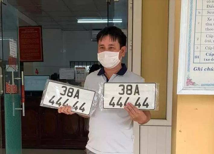 Sáng 15/4/2022, anh Nguyễn Đắc Trí (SN 1971, xã Mỹ Lộc, huyện Can Lộc, Hà Tĩnh) bất ngờ bấm được biển kiểm soát 38A-444.44 cho chiếc xe ô tô có nhãn hiệu Hyundai, loại xe Creta gây xôn xao.