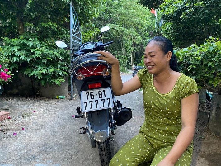 Ngày 24/5/2022, chị Nguyễn Thị Thu Thuỷ (thôn Long Thành, xã Tịnh Thiện, TP Quảng Ngãi) cho biết, chiếc xe Future biển số 76B1-777.77 của chị đã được bán cho chủ mới. Theo tìm hiểu, chủ sở hữu mới của chiếc xe này là anh H.N. (ngụ TP Quảng Ngãi). Anh N. làm nghề kinh doanh xe mô tô và có đam mê với các xe mang biển số độc.