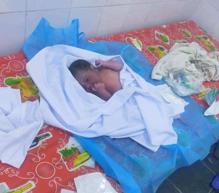 Bé gái sơ sinh còn nguyên dây rốn bị bỏ trong thùng các tông: Ngày 4/8, một người dân ở thị trấn Cầu Giát, huyện Quỳnh Lưu, Nghệ An ra cổng nhà mình thì phát hiện một thùng cát tông, bên trong là bé gái sơ sinh nặng khoảng 3kg, người tím tái, sức khỏe rất yếu. Hiện cháu bé đang được điều trị tại BVĐK huyện Quỳnh Lưu.