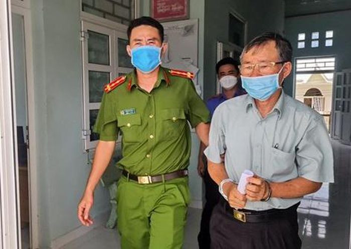 Trưởng văn phòng công chứng bị bắt tạm giam: Phí Văn Thành (62 tuổi, ngụ TP Phan Thiết, Bình Thuận) bị cáo buộc không tuân thủ quy định pháp luật khi ký công chứng các hợp đồng ở văn phòng công chứng Tiến Đạt (huyện Hàm Thuận Nam), đã tạo điều kiện cho người khác lừa đảo chiếm đoạt tài sản trị giá nhiều tỷ đồng. Ngày 5/8, Thành bị CA bắt giam.