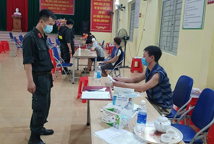7 người bị phạt hơn 100 triệu đồng vì tụ tập xem bóng đá: Ngày 11/6, 7 người trú xã Tiền Phong ( huyện Yên Dũng, Bắc Giang) đã tụ tập uống bia và xem bóng đá tại nhà ông Lương Văn M, SN 1970, xã Tiền Phong. Ngày 16/6, Công an huyện Yên Dũng đã xử phạt 7 người này với tổng số tiền 105 triệu đồng.