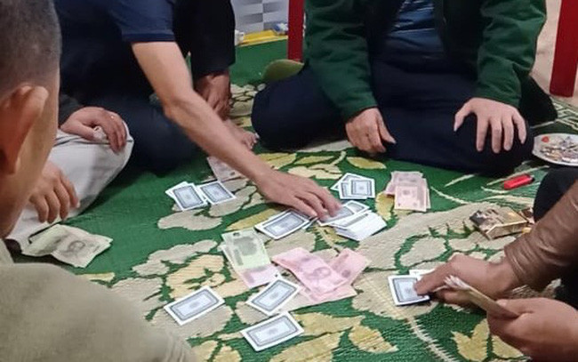 6 người bị phạt hơn 100 triệu đồng vì tụ tập đánh bạc trong mùa dịch: Ngày 26/7, Công an xã Hồng Kỳ, huyện Sóc Sơn, Hà Nội đã phát hiện, bắt quả tang 6 đối tượng tụ tập đánh bạc dưới hình thức "đánh liêng". Ngày 3/8, Công an huyện Sóc Sơn đã xử phạt 6 người này với tổng số tiền 106,5 triệu đồng.