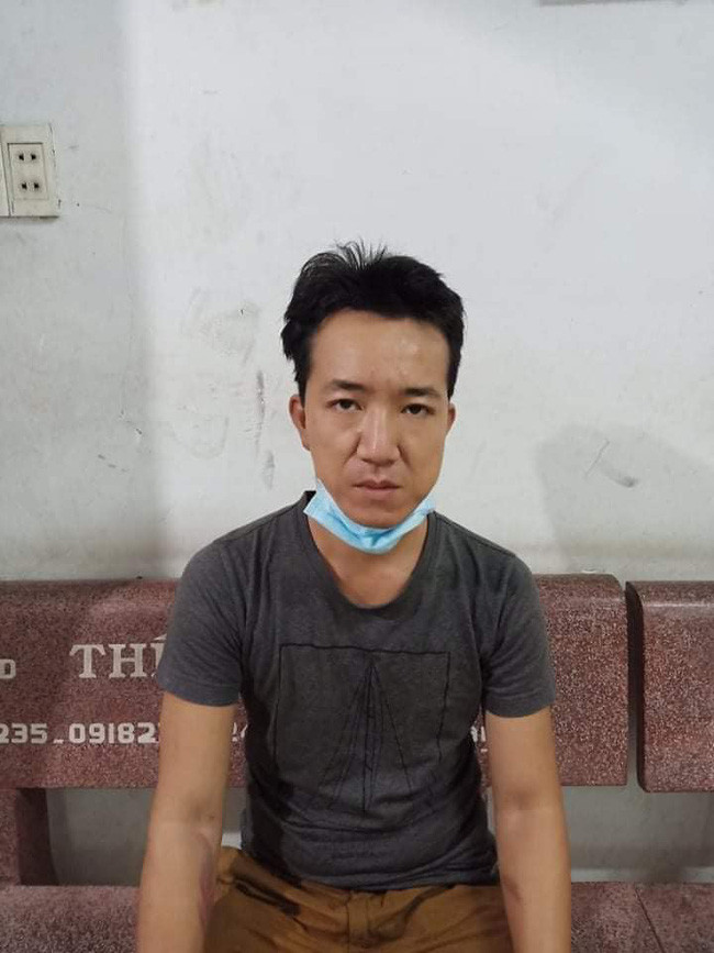 Gã đàn ông bạo hành dã man bé trai 5 tuổi ở Bình Dương: Tối 4/8, mạng xã hội đăng tải một clip người đàn ông đánh đập dã man một bé trai gây phẫn nộ. Qua trình xác minh, Công an đã tạm giữ Lê Hoài Nam (SN 1992, trú phường Bình Chuẩn, Bình Dương) để điều tra. Nam thừa nhận toàn bộ hành vi bạo hành clip ghi lại. Nam khai là cha ruột của bé trai bị bạo hành.