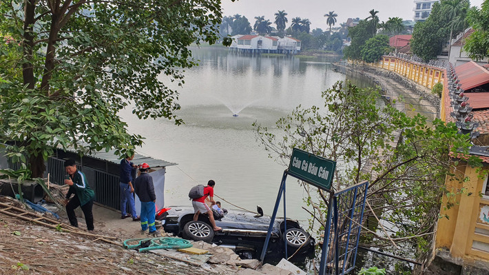 Tại hiện trường, hơn 2 m lan can bằng sắt bị hư hỏng, một cây xanh gãy đổ. Ô tô ngập dưới nước khoảng 1 m.