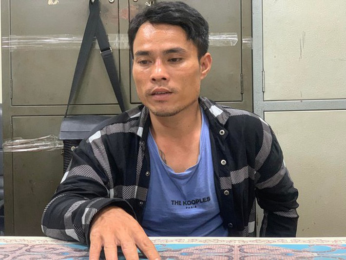 Khi cháu V. vừa đi vào trong nhà, Hải cầm búa đi thẳng vào nhà. Thấy ông C. đứng gần bàn, Hải đánh vào đầu khiến ông này la lên rồi nằm gục tại chỗ. Bà L. cùng chị D. chạy lên hô hoán thì Hải dùng búa đánh vào đầu cả hai. Tiếp đó, Hải dùng dao đâm vào người ông C., bà L., vợ cũ tử vong. Hải tìm kiếm nhưng không thấy em trai chị H. nên ôm con gái đi về nhà gửi cho cha mẹ. Sau đó, Hải quay lại căn nhà để “thăm” vợ cũ lần cuối rồi lái xe máy chạy vào TP HCM.