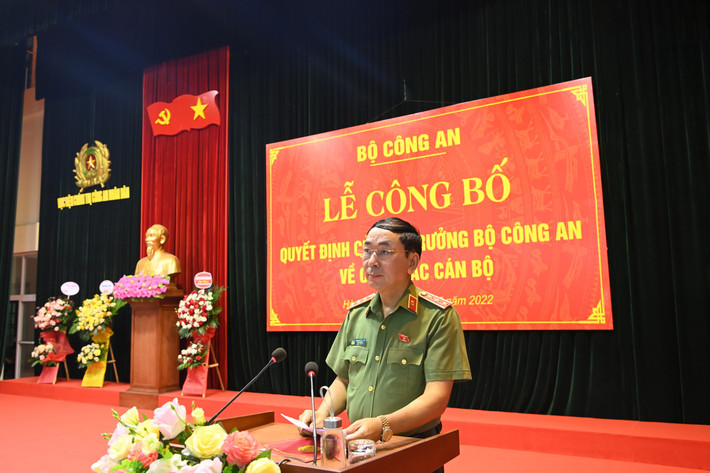 Ngày 29/5, tại Hà Nội, Bộ Công an tổ chức Lễ công bố các Quyết định của Bộ trưởng Bộ Công an về công tác cán bộ. Thượng tướng, PGS.TS Trần Quốc Tỏ, Ủy viên Trung ương Đảng, Phó Bí thư Đảng ủy Công an Trung ương, Thứ trưởng Bộ Công an chủ trì buổi lễ.