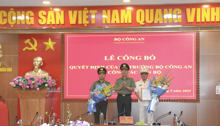 Cũng tại buổi lễ, đại diện lãnh đạo Cục Tổ chức cán bộ đã công bố Quyết định của Bộ trưởng Bộ Công an điều động và bổ nhiệm Thiếu tướng TS Đoàn Minh Lý, Phó Cục trưởng Cục An ninh nội địa được bổ nhiệm giữ chức vụ hiệu trưởng Trường Đại học ANND từ ngày 1/6. ( Ảnh: Thứ trưởng Trần Quốc Tỏ trao các Quyết định điều động, bổ nhiệm Thiếu tướng Phan Xuân Tuy và Thiếu tướng Đoàn Minh Lý)