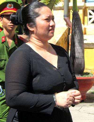 Tháng 3/2014, TAND tỉnh Bà Rịa - Vũng Tàu đã tuyên phạt Hường mức án tử hình vì đã dùng dao rựa chém 2 vợ chồng chủ nợ. Tiếp đó, tháng 12/2014, Hường tiếp tục bị tuyên phạt 5 năm tù về tội xâm phạm thi thể mồ mả liên quan cái chết của bà Hà. Lê Thị Hường sau đó, đã có đơn xin ân giảm án tử hình gửi Chủ tịch nước. Tháng 1/2017, TAND tối cao quyết định chuyển hình phạt của Lê Thị Hường từ tử hình xuống còn 20 năm tù. Hường thoát án tử là nhờ vào việc áp dụng các điều khoản mới của Bộ luật hình sự 2015 và Nghị quyết của Quốc hội.